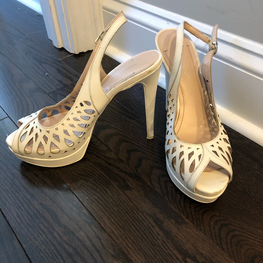 BCBG WHITE CUTOUT PLATFORM HEELS